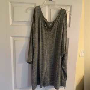 Gold optional cold shoulder top, size 26/28